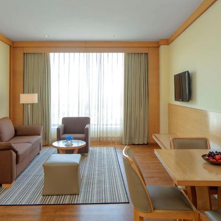 Radisson Blu Hotel New Delhi Dwarka Εξωτερικό φωτογραφία A living room at the Park