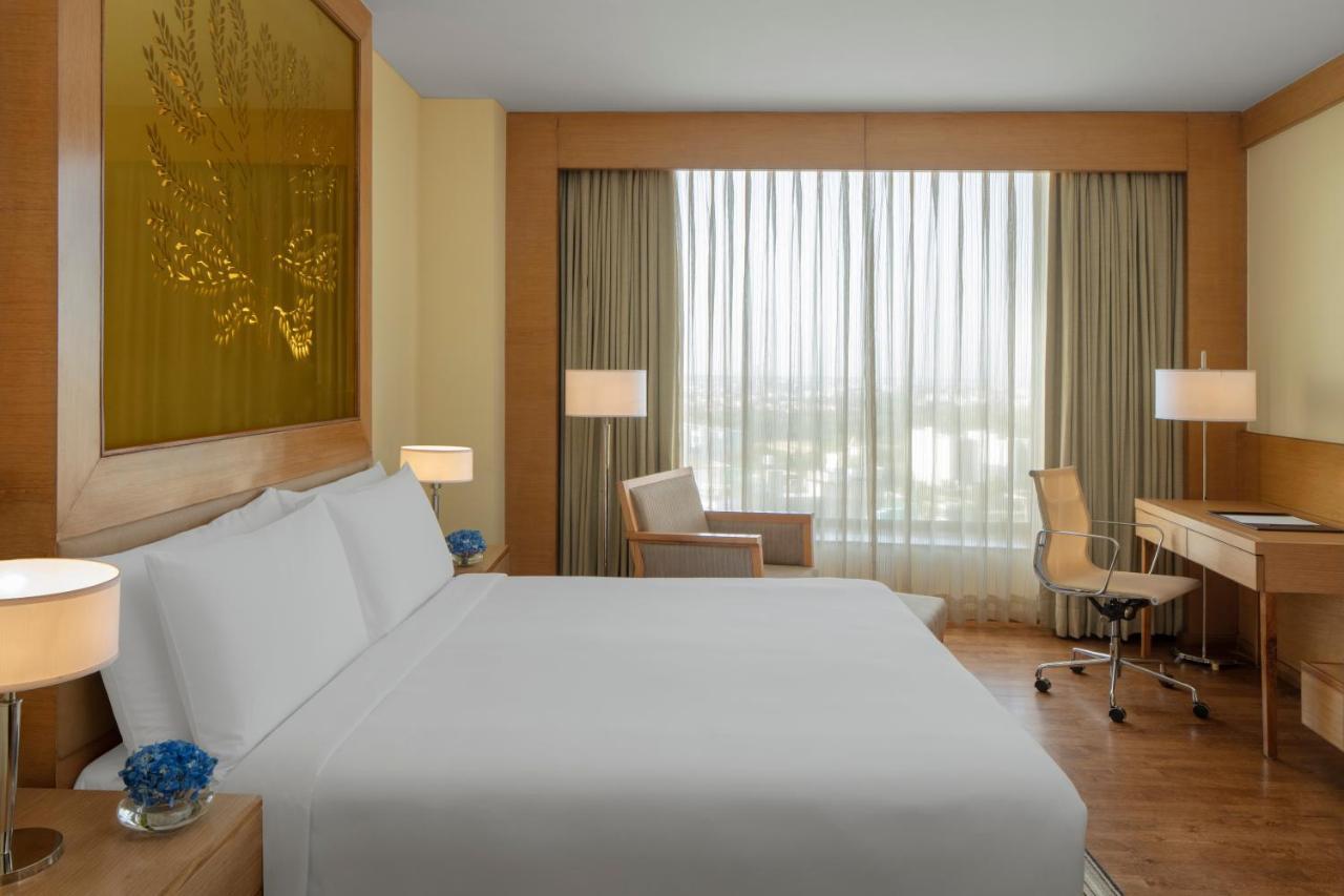 Radisson Blu Hotel New Delhi Dwarka Εξωτερικό φωτογραφία A room at the hotel