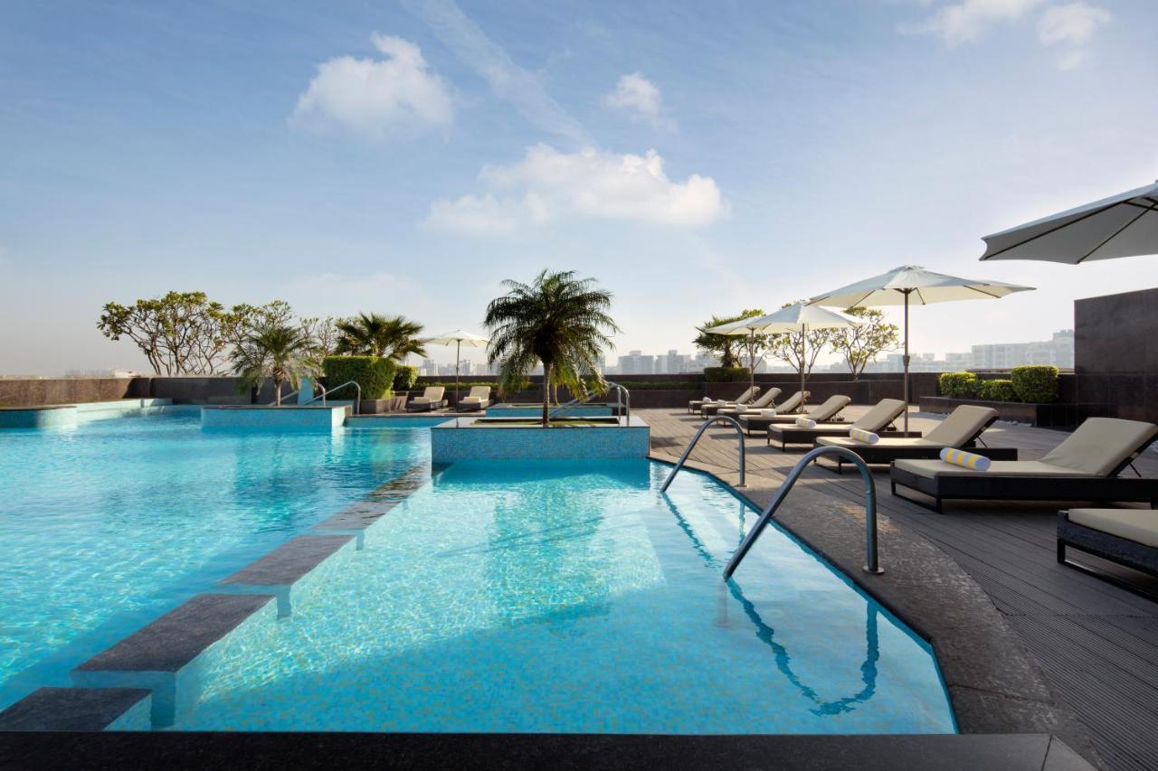 Radisson Blu Hotel New Delhi Dwarka Εξωτερικό φωτογραφία The swimming pool at the hotel