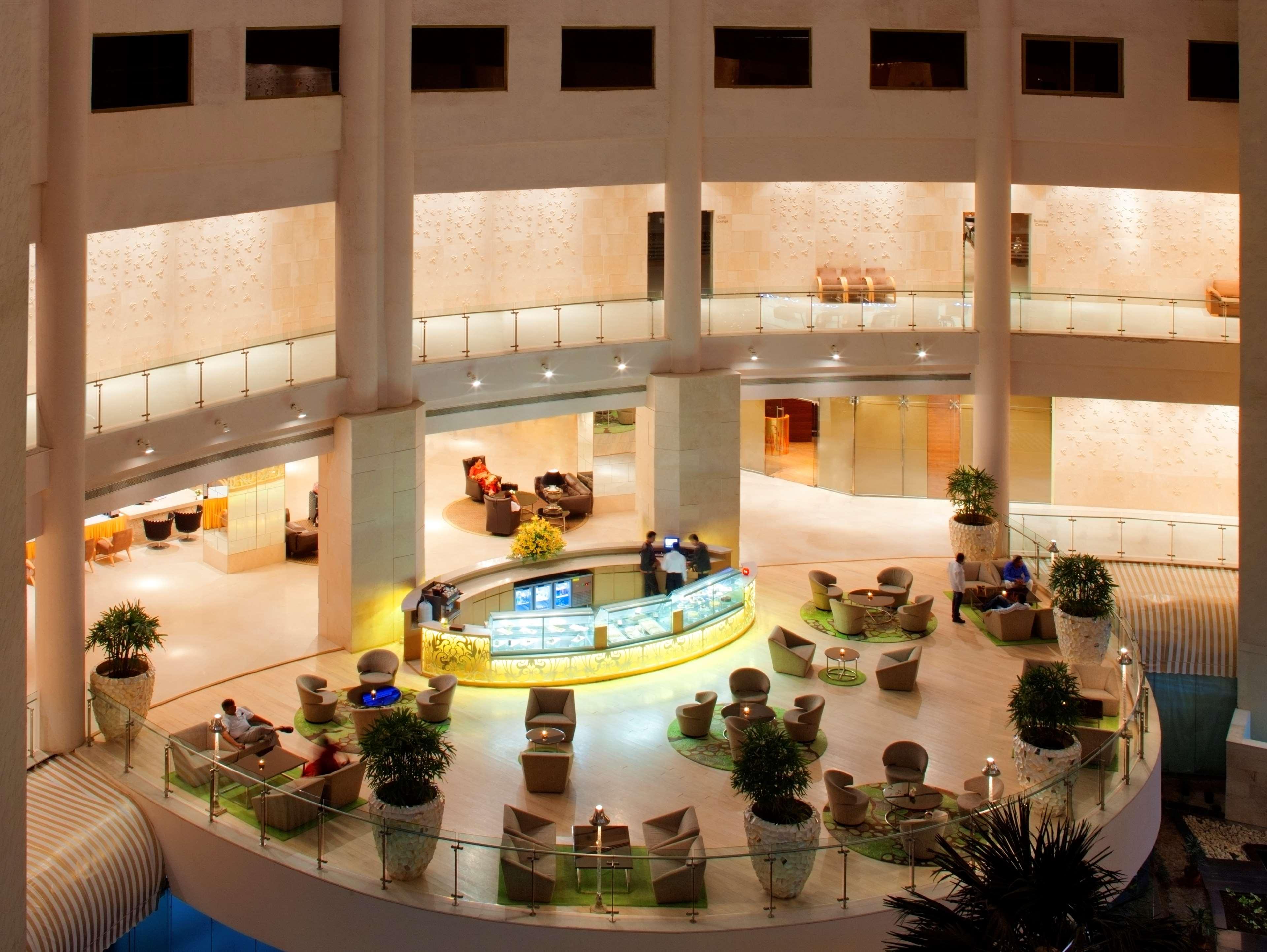 Radisson Blu Hotel New Delhi Dwarka Εξωτερικό φωτογραφία The lobby of the hotel