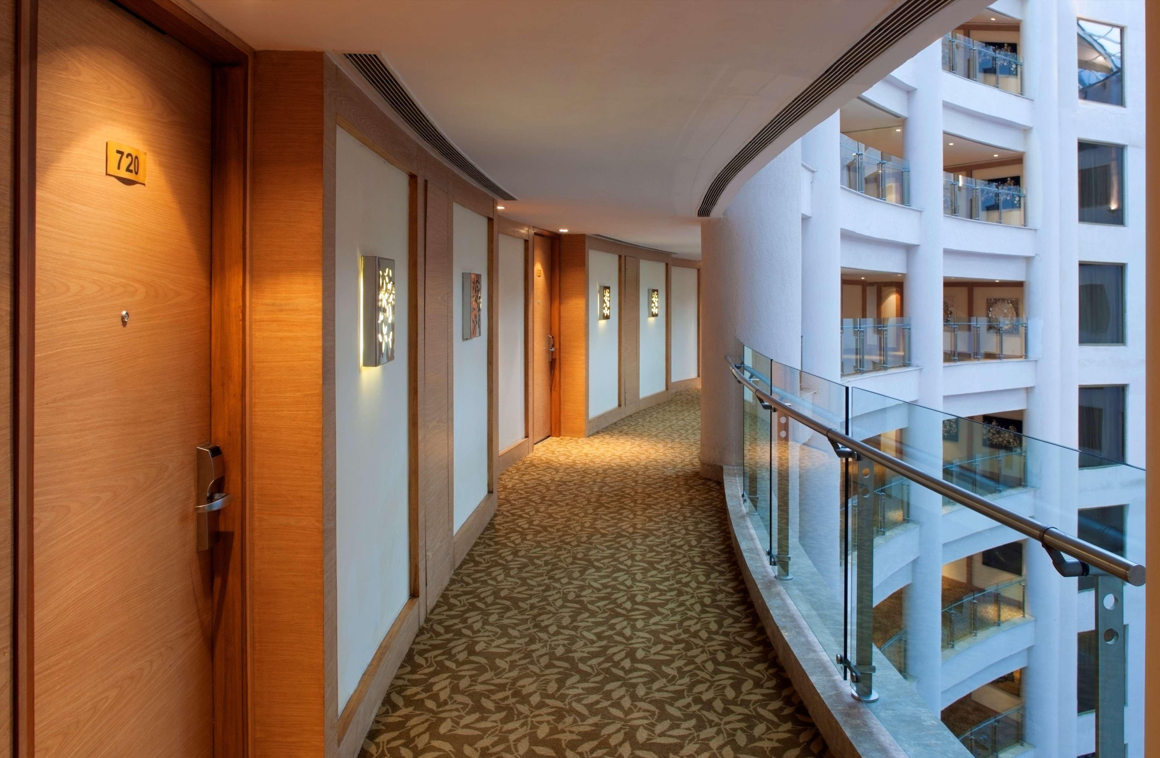 Radisson Blu Hotel New Delhi Dwarka Εσωτερικό φωτογραφία A corridor