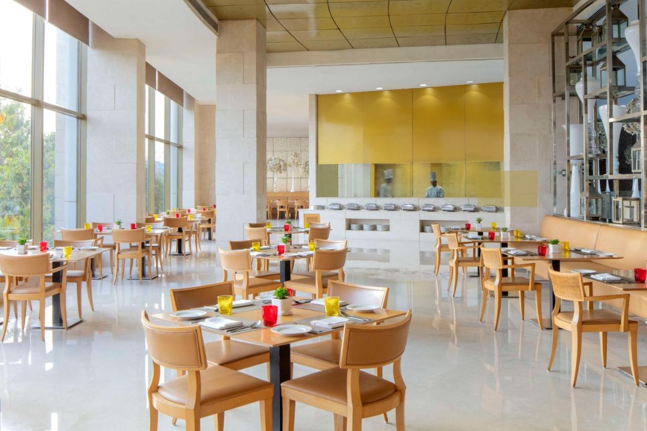 Radisson Blu Hotel New Delhi Dwarka Εξωτερικό φωτογραφία The restaurant