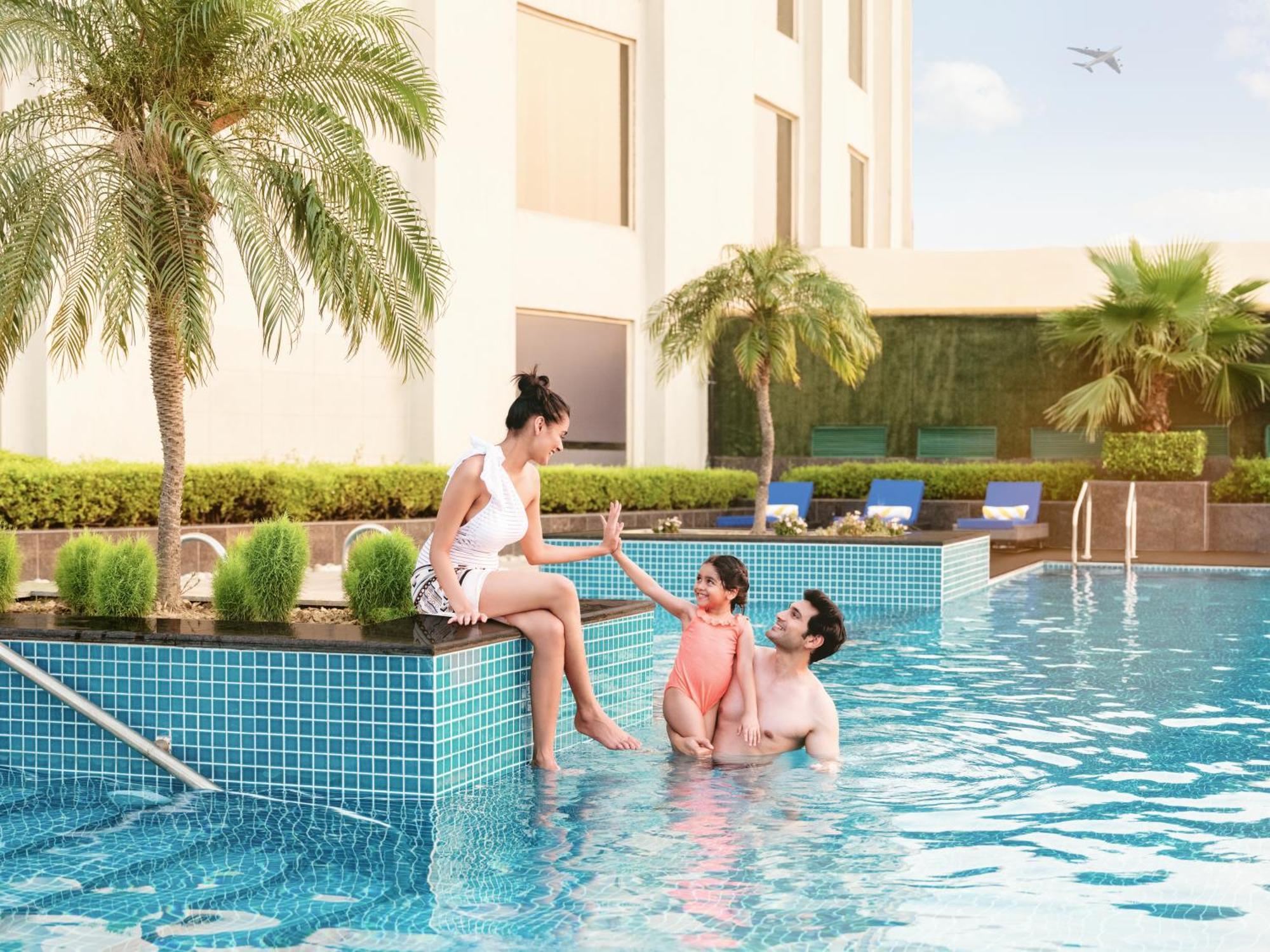 Radisson Blu Hotel New Delhi Dwarka Εξωτερικό φωτογραφία Swimming pool at the hotel
