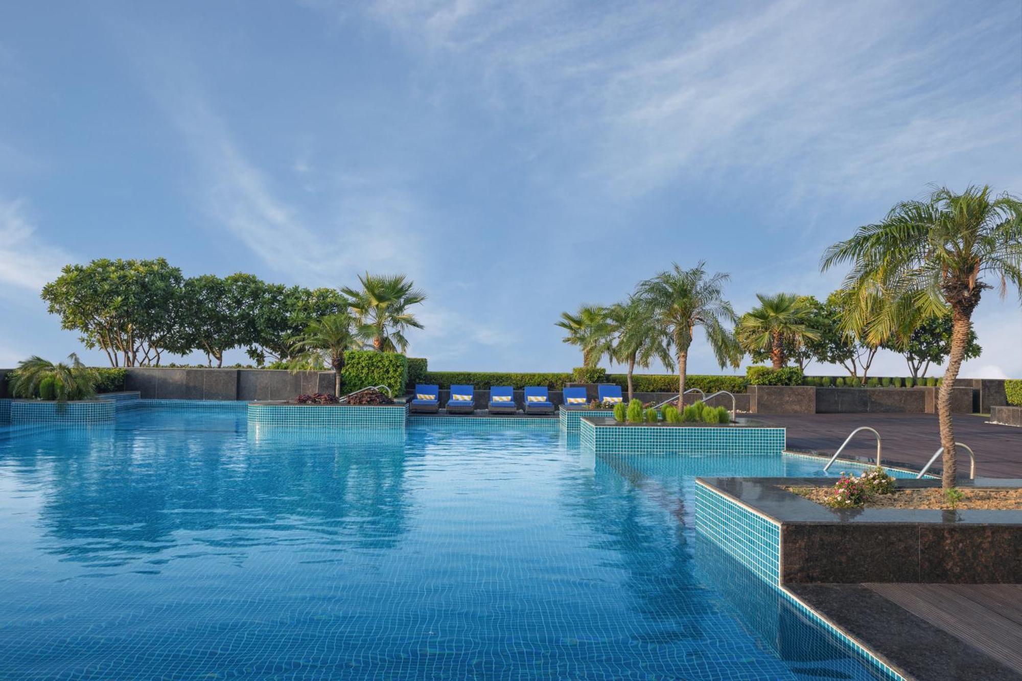 Radisson Blu Hotel New Delhi Dwarka Εξωτερικό φωτογραφία The swimming pool at the hotel