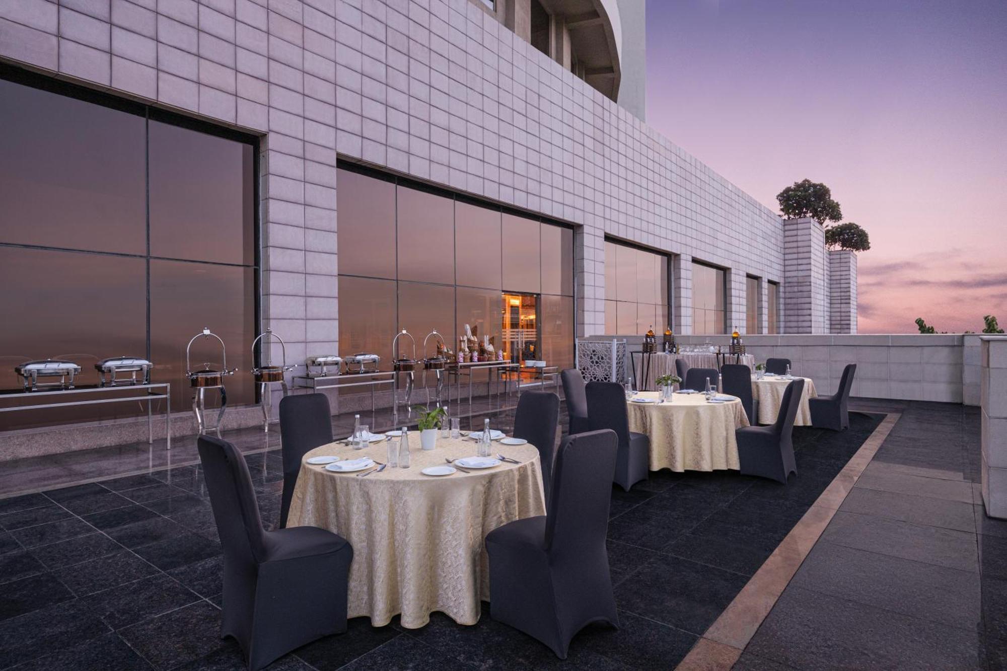 Radisson Blu Hotel New Delhi Dwarka Εξωτερικό φωτογραφία The Club Lounge at the 36th floor