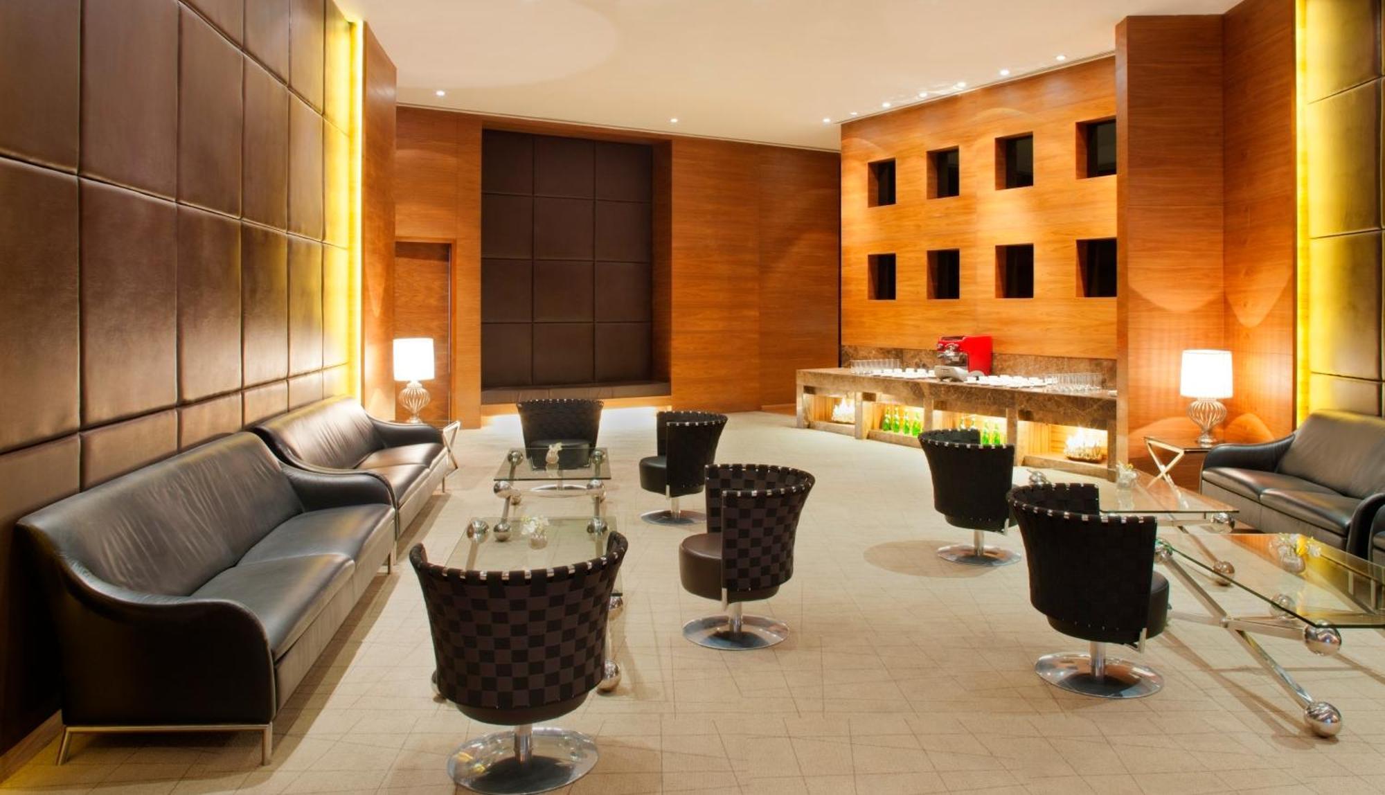 Radisson Blu Hotel New Delhi Dwarka Εξωτερικό φωτογραφία The lounge at the airport