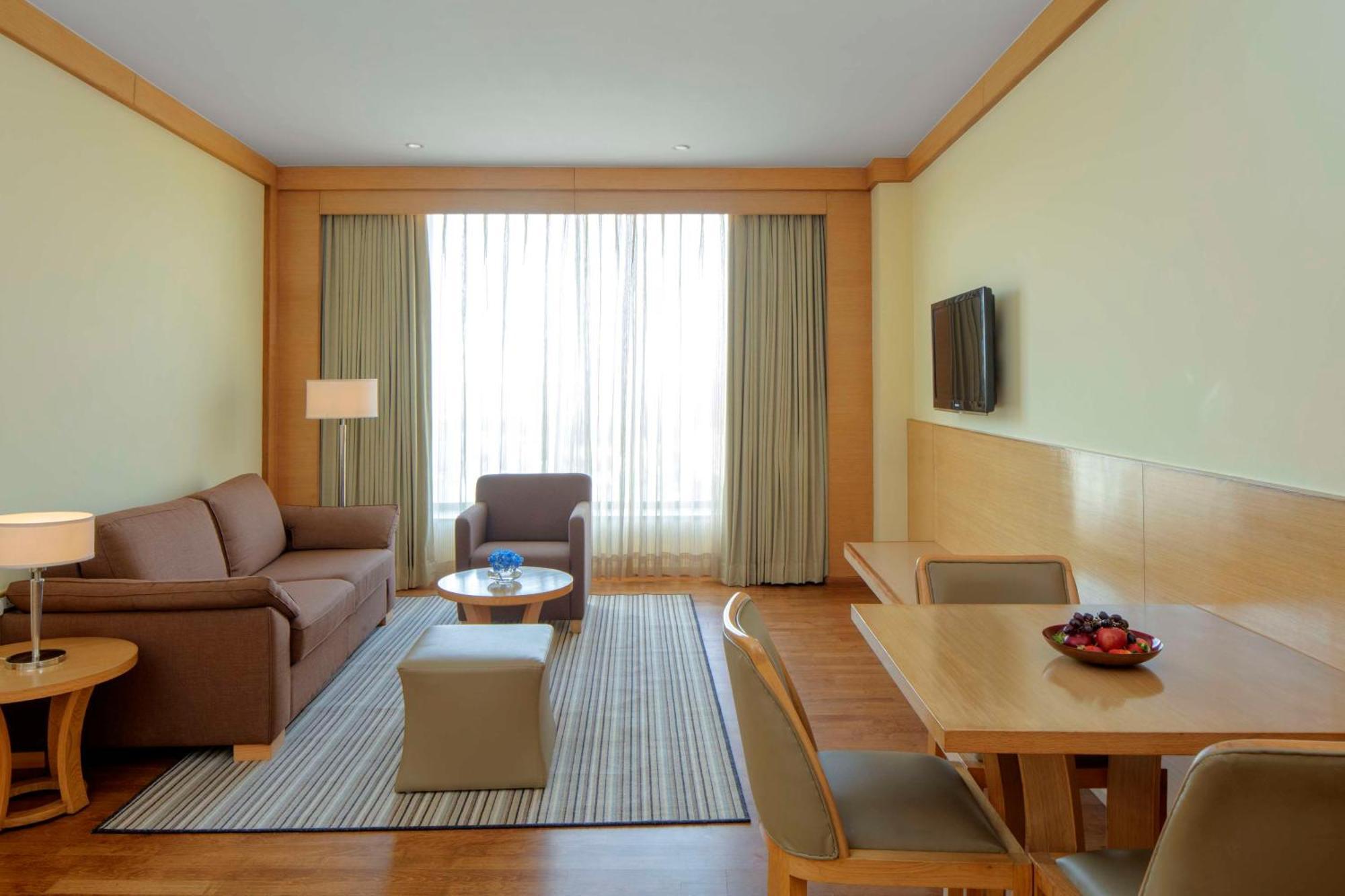 Radisson Blu Hotel New Delhi Dwarka Εξωτερικό φωτογραφία A living room at the Park