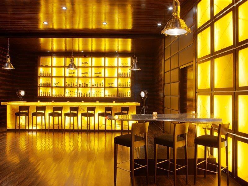 Radisson Blu Hotel New Delhi Dwarka Εξωτερικό φωτογραφία The bar at the hotel